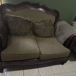 Beautiful antique sofa set . Excellent quality, no ruptures .