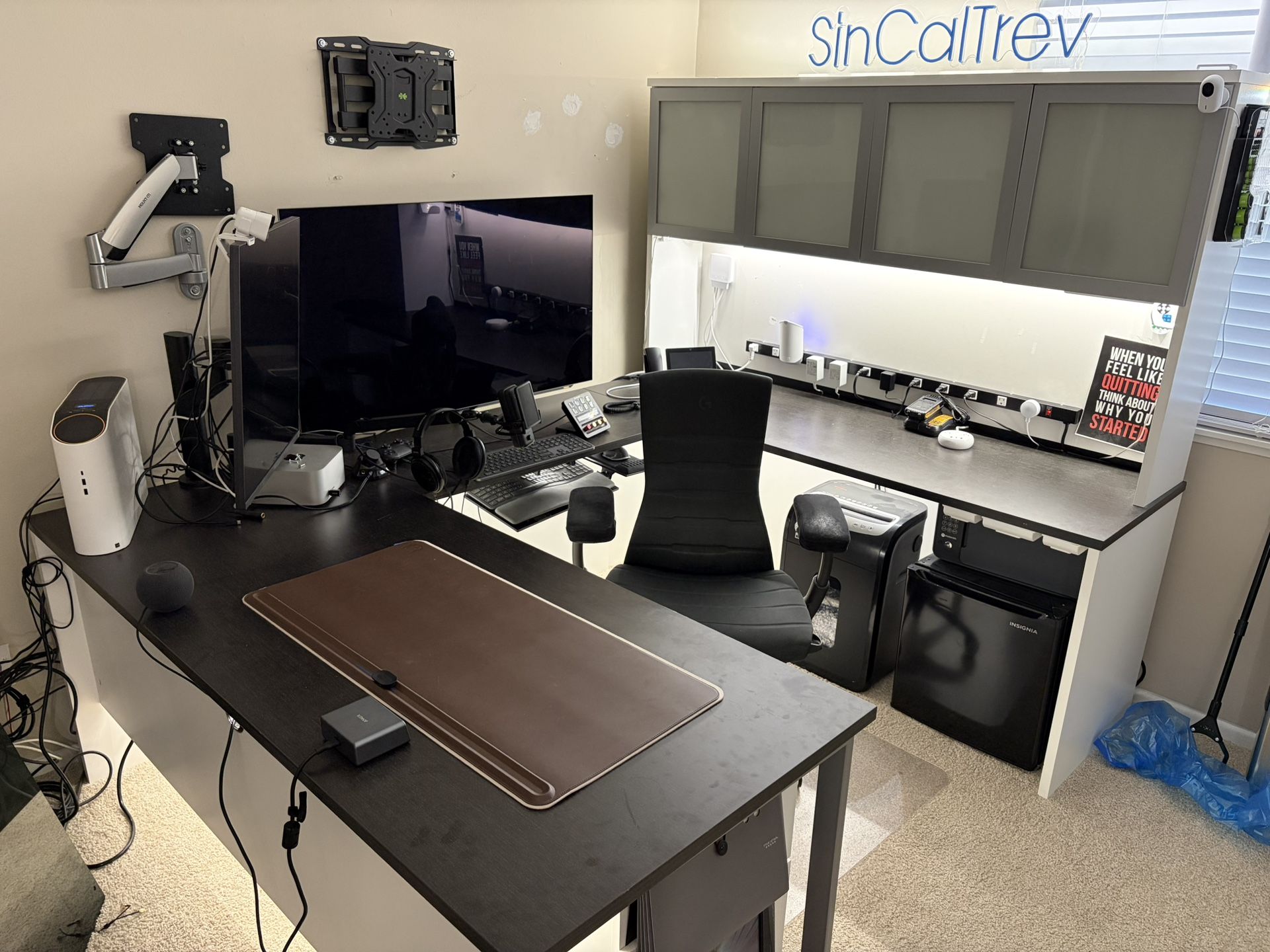 FREE: U-Shaped Desk with Hutch, Power Strips, and Hue Light Strips - $0 (Buyer Disassembles)