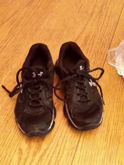 Under armour black boys size 4