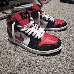 Jordan 1 Mid. Size 8.5 (Fits a 9)