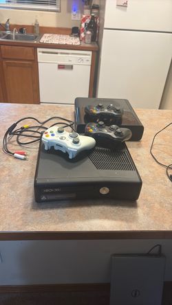 Xbox 360 S & Xbox 360 E Bundle