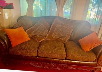 Mi friend is giving this couches away pet free none smoking home