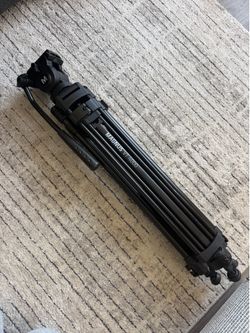 Magnus Vt-4000 Tripod