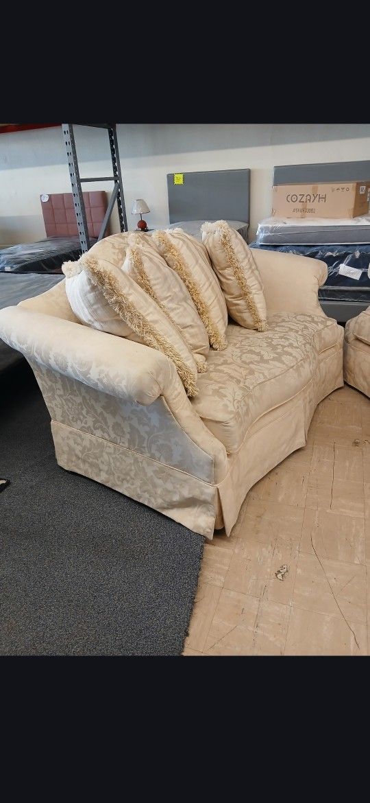 USED SOFA AND LOVESEAT. (PICK UP )