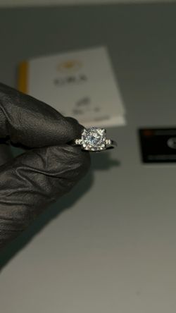 VVS1 Moissanite Engagement Ring