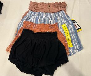 4 pair women’s summery shorts bundle
