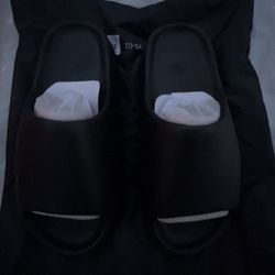 New Black Yeezy Slide Size(9)