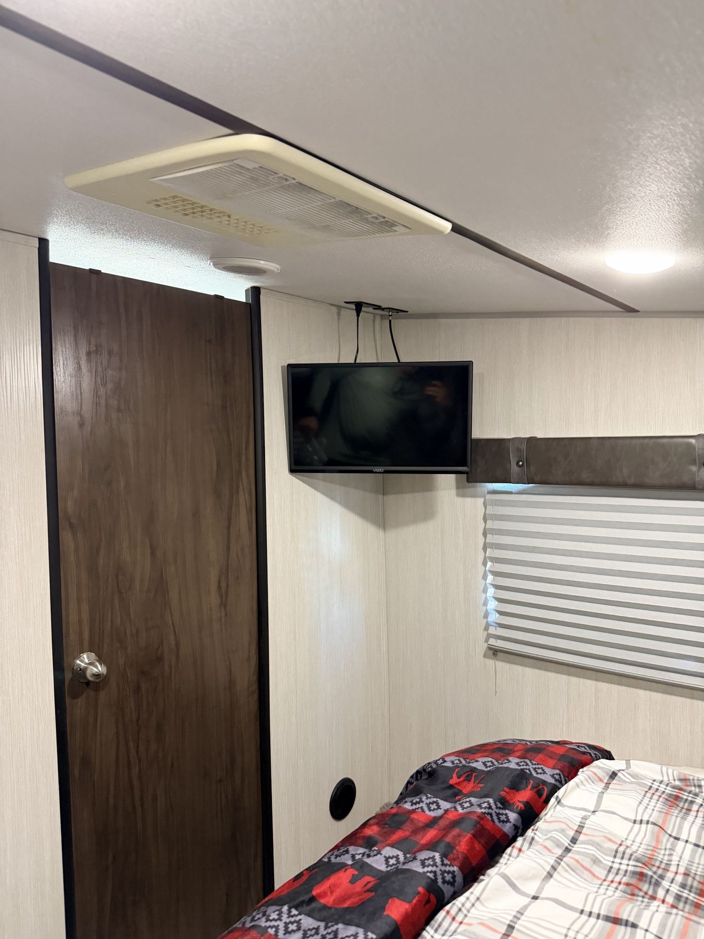 2019 wolf pack 325/13 toy hauler