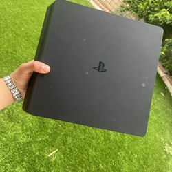 PS4 MINT CONDITION 