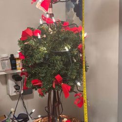 Light Up Tree With Bows