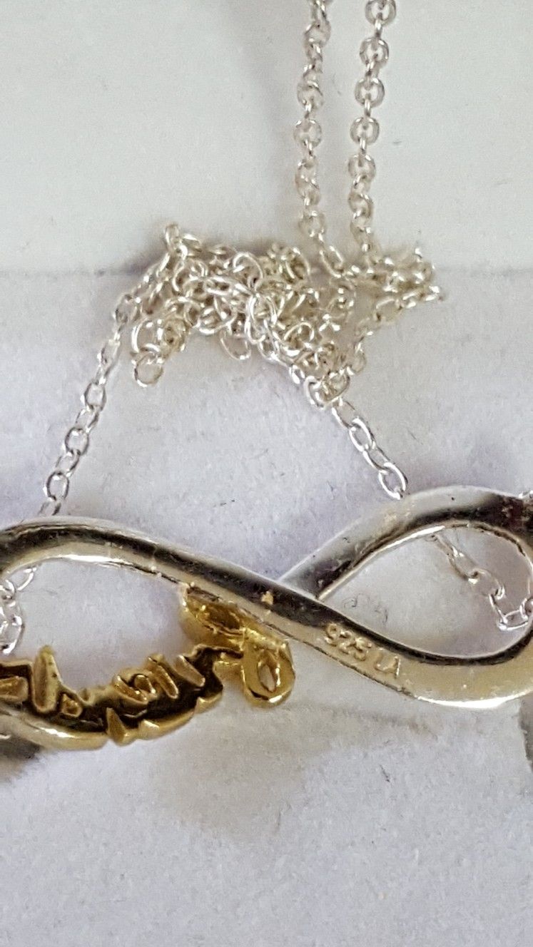 Beautiful 925 Sterling Silver Italy necklace. Pendant is covered in 10k GOLD, 2.29grs size 18"inches long. (FRIENDS) please see pictures for details