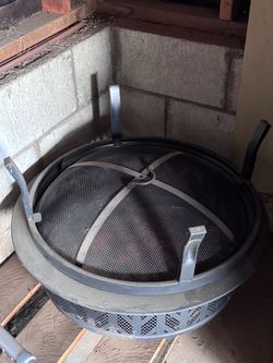 Round Metal Outdoor Fire Pit with Mesh Lid