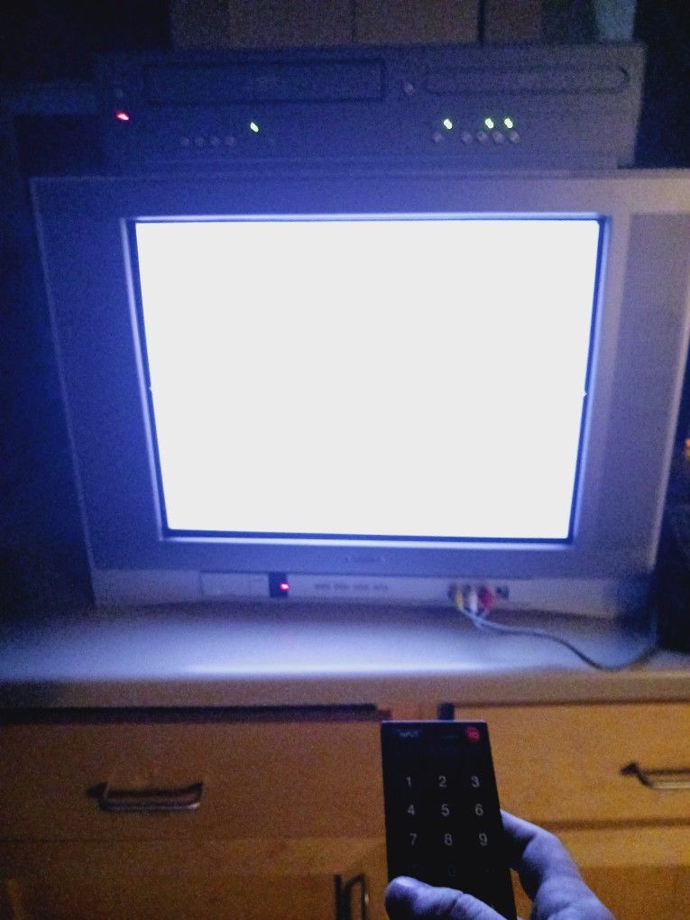 Gorgeous 27 In Toshiba CRT Television Absolutely Perfect With Remote!