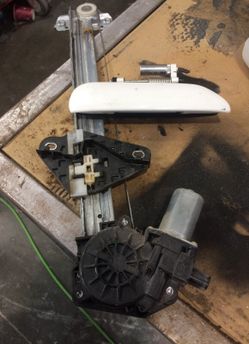 2010 Honda Fit right rear door handle and elevator used in good working conditions