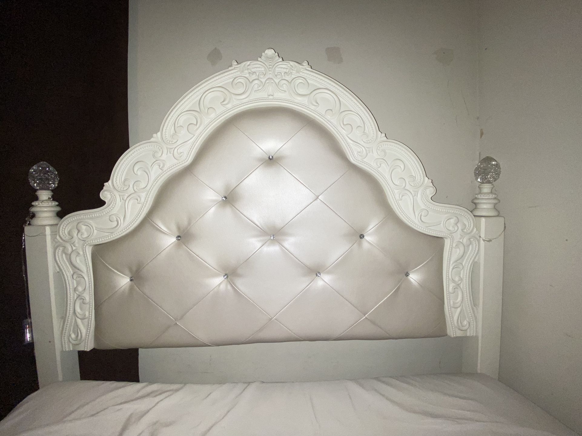 White Full Size Bed And Dresser