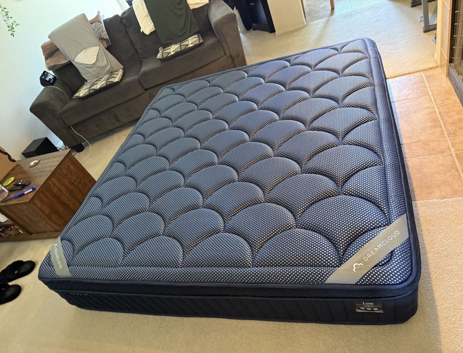 KING Dreamcloud Luxe Hybrid Mattress - Like New !