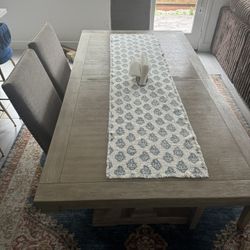 Like New Dining Table Can Extended To A Bigger Table With 4 Chiars And Bench