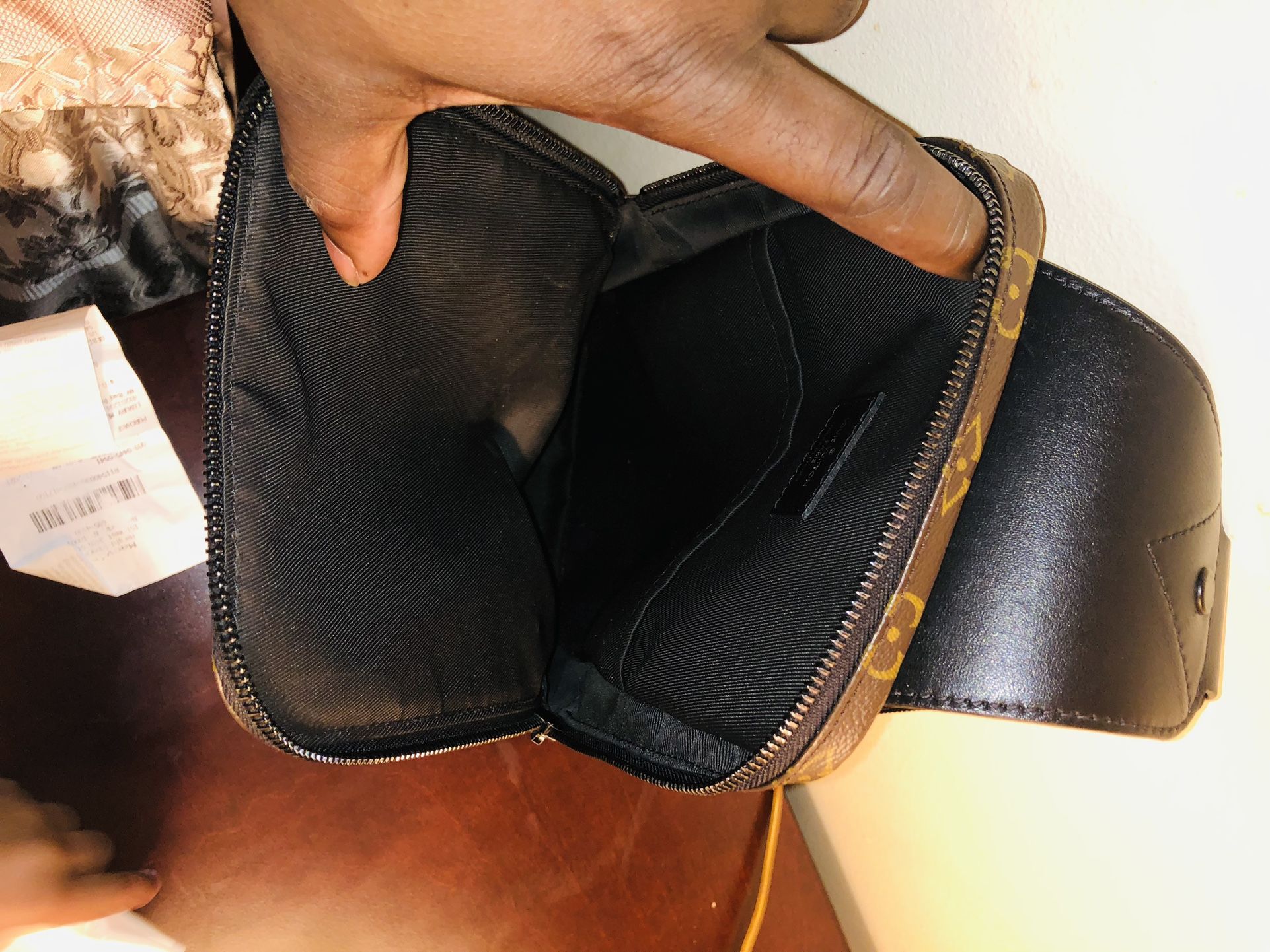 LOUIS VUITTON Avenue Slingbag