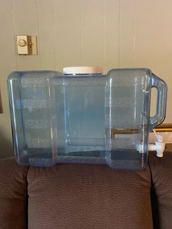 New3 gallon water container/dispenser