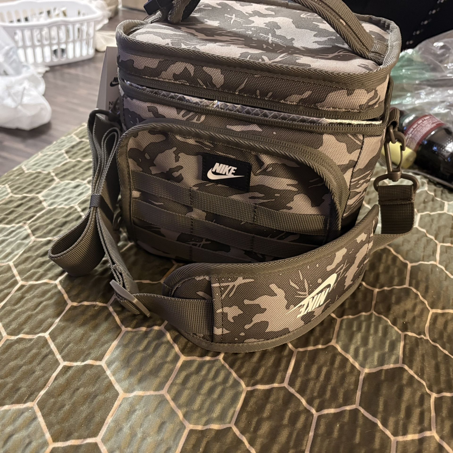 NIKE SMALL LUNCH BOX