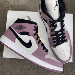 Air Jordan 1 Mid Mulberry Size 8.5W  / 7 Men DS