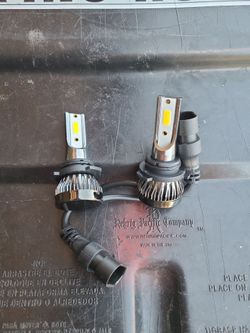 Brand new led headlight bulbs 9006. 3000k Yellow Color.