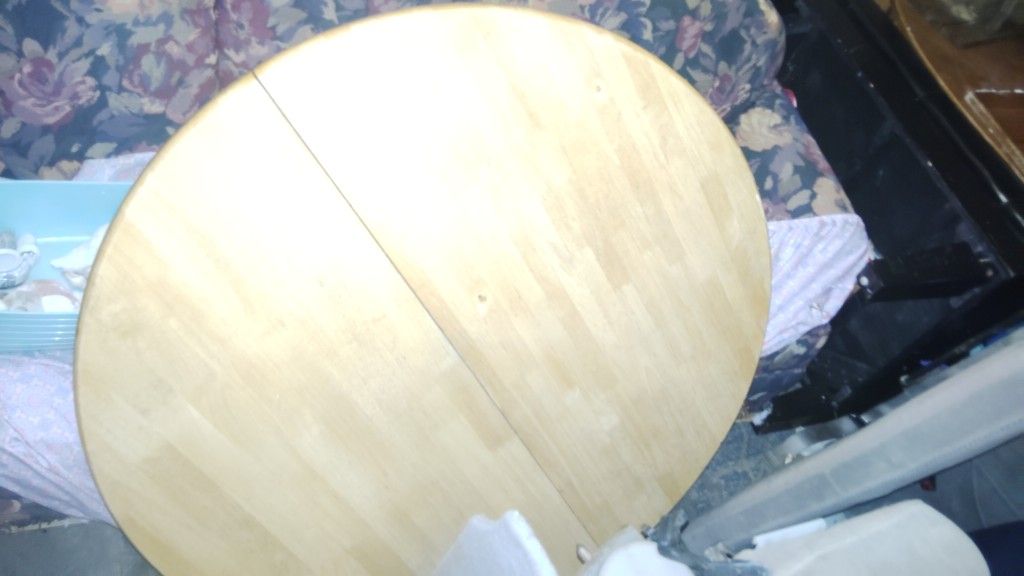 Round Table With 4 Matching Chairs!