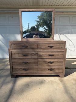 ‼️ASHLEY FURNITURE 8 DRAWER DRESSER WITH MIRROR‼️FOR SALE 250$ OR BEST OFFER‼️DELIVERY AVAILABLE🚚