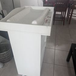 diaper changing table / Mesa Para Cambiar Pañales