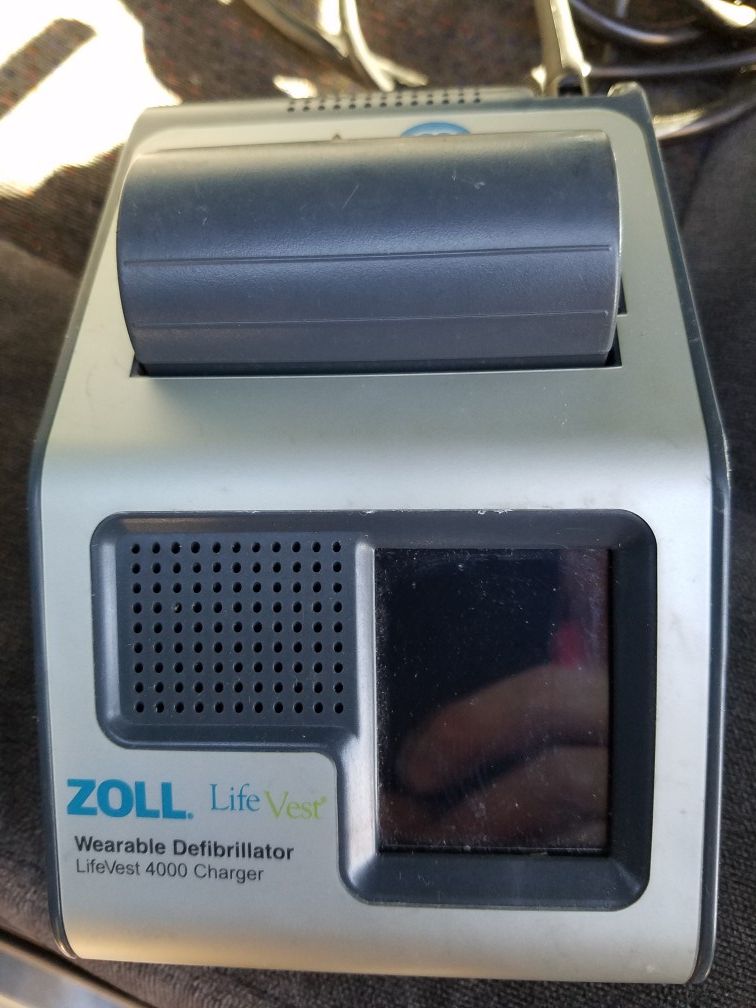 Zoll wearable defibrillator life vest 4000 charger and battery for Sale
