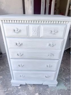 Dresser/Chest of Drawers
