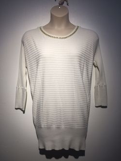 Jennifer Lopez White Tunic Ribbed Sweater with gold chain neckline. Size Women’s Medium