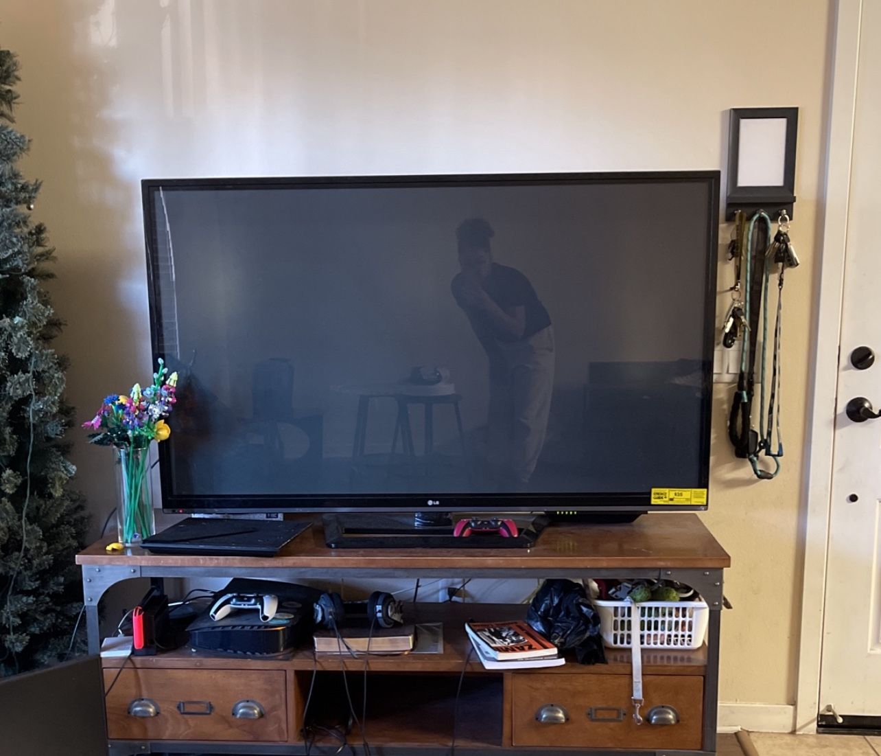 60 Inch LG Tv Works Great