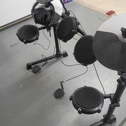 Alesis Digital Drum Set W/ROad runner Flight Case