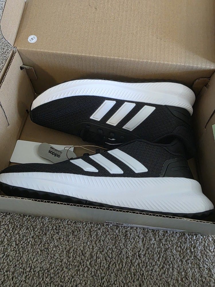 Women's Adidas Size 8 Sneaker Brand New