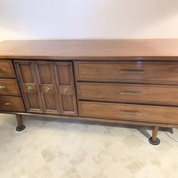 Gorgeous Vintage MCM United Furniture  Very Cool Nine Drawer Dresser. 