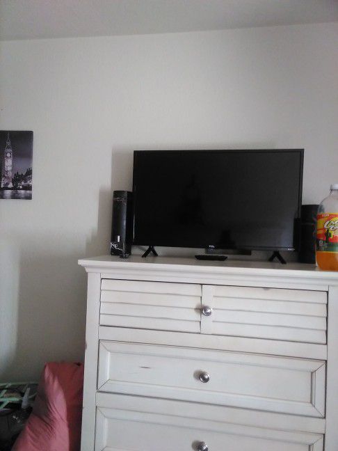 32 Inch Brand New TV Invicta Or TCL Roku Smart Tv Out Of The Box Never Used. Retails For $213