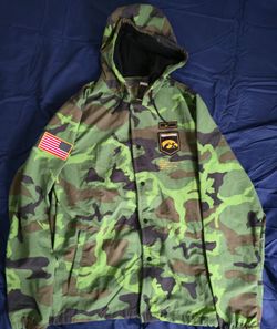 Men's Nike Camo Iowa Hawkeyes Hoodie Full-Snap Jacket size Medium camouflage fatigue military salute  service ncaa college football