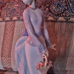 Lladro Basket of Love Figurine #7622 Collectors Society 1994 Girl With Flowers