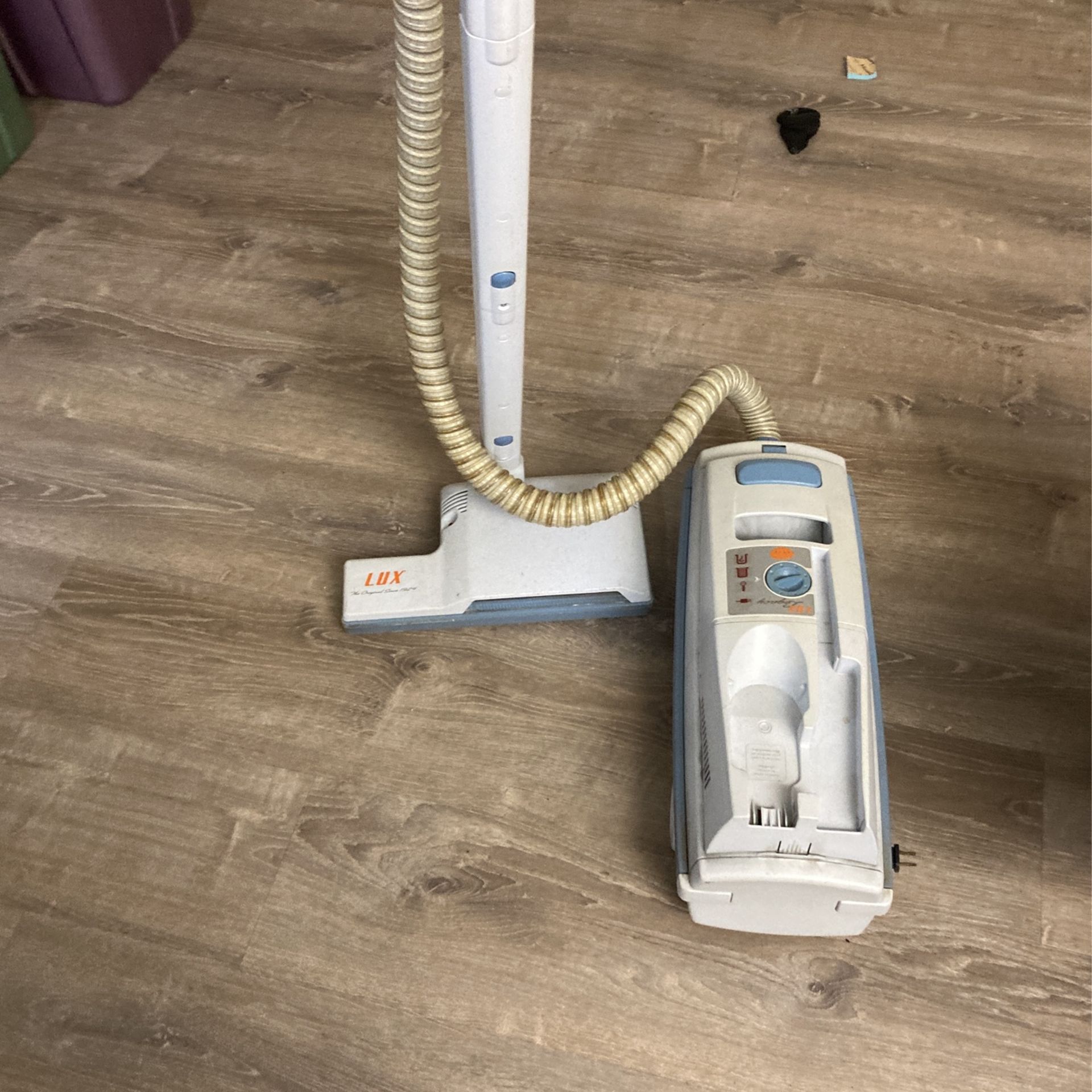 Electrolux High Quality Vaccumm Cleaner All The Accessories. Wand, Hose, Base, Bags, Floor Nozzle. Square Box For Apolostries