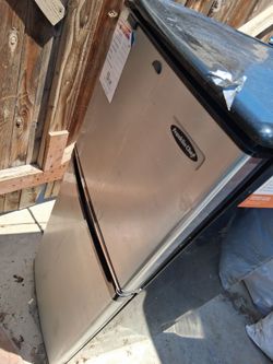 Refrigerator $40 orBest a offer only today