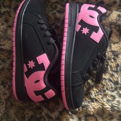 black and pink dc shoes size 7 in women
