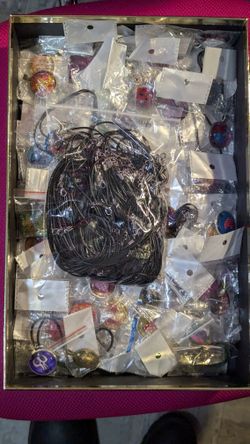 Huge Lot Of Handmade Pendants By ESTEFANIA 🐆. More Than 100 Artistic Pendants, It Comes With A 100 Cords.
