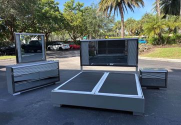 Modern 4-Piece Grey and Mirrored Bedroom Set king Size