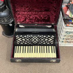 Accordion In Hard Case Moreschi 3