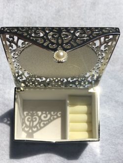 NEW in box!! Jewelry / keepsake box silver filigree Things remembered