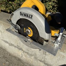 DEWALT 15 Amp Corded 7-1/4 in. Lightweight Circular Saw
