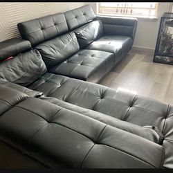 Black  Sectional Sofa – Modern & Comfortable