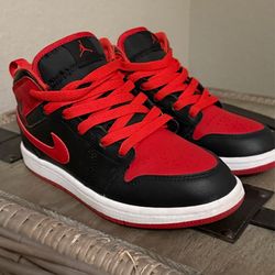 Jordan 1 mid black and red-size 1 big kids