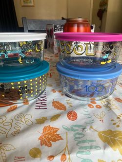 Pyrex 4 bowl set Mickey  with lids 4 cup